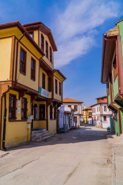 Eskisehir, Türkiye - 8 Mart 2021 - Odunpazari Mahallesi 'ndeki geleneksel Osmanlı binalarının dikey sokak fotoğrafçılığı