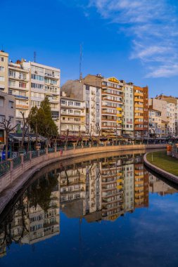 Eskisehir, Türkiye - 8 Mart 2021 - Porsuk Nehri 'ndeki insanlar ve binalar hakkında dikey görüş