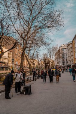 Eskisehir, Türkiye - 8 Mart 2021 - Porsuk nehri üzerindeki binalar, restoranlar ve insanların dikey sokak manzarası