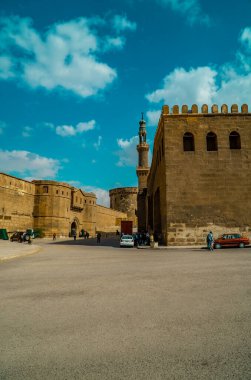 Kahire, Mısır - 26 Mart 2021 - antik binaların ve Salahaddin Kalesi 'ndeki insanların dikey sokak fotoğrafları