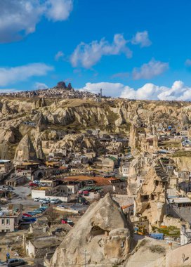 Goreme, Türkiye - 20 Mart 2021 - Türkiye 'nin Kapadokya kentindeki Goreme kasabasının güzel dikey görüntüsü, peri bacaları, evleri ve gün doğumu noktasından görülen eşsiz kaya oluşumları