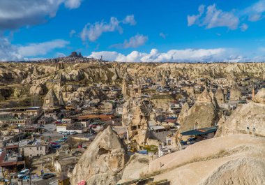 Goreme, Türkiye - 20 Mart 2021 - Türkiye 'nin Kapadokya kentindeki Goreme kasabasının manzarası