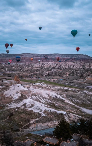 Goreme Turcja Marca 2020 Pionowy Widok Wschód Słońca Balonów Latających — Zdjęcie stockowe