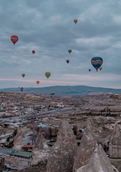 Goreme Turcja Marca 2020 Widok Pionowego Wschodu Słońca Balonów Turystycznych — Zdjęcie stockowe