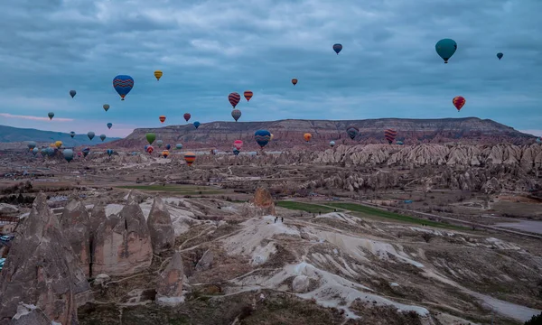 Goreme Turcja Marca 2021 Piękna Panorama Balonów Ogrzane Powietrze Przelatujących — Zdjęcie stockowe