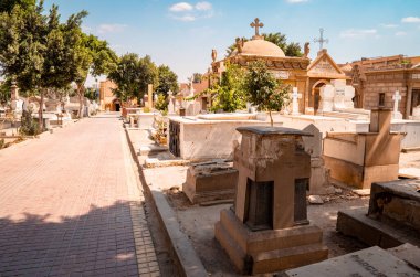 Kahire, Mısır - 25 Mart 2021 - Kopenhag Kahire 'de Yunan ve Arap yazıtları bulunan bir Hıristiyan mezarlığına mezar ve anıt manzarası