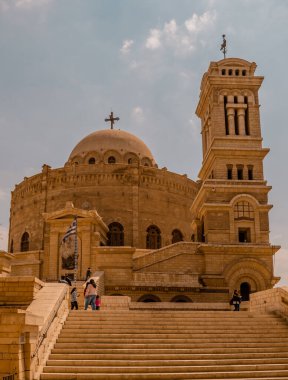 Kahire, Mısır - 25 Mart 2021 - İnsanlar hakkında dikey görüş ve Coptic Kahire 'deki Aziz George Kilisesi