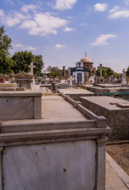 Kahire, Mısır - 25 Mart 2021 - Coptic Kahire 'deki Yunan ve Arap mezarlıklarının dikey görüntüsü