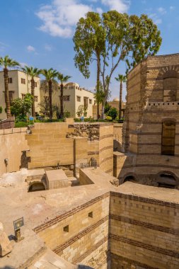 Kahire, Mısır - 25 Mart 2021 - Coptic Kahire 'deki harabelerin ve kiliselerin dikey görüntüsü