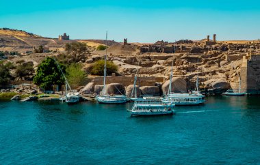 Aswan, Mısır - 2 Nisan 2021 - Arkasında Fil Adası tapınağı olan Nil 'deki teknelerin görüntüsü