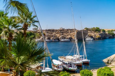 Aswan, Mısır - 2 Nisan 2021 - Nil Fil Adası Tapınağı 'nda arka planda tekneler