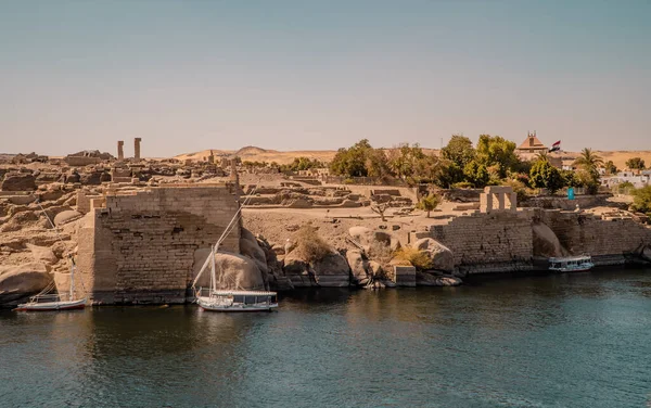 Асуан Египет Апреля 2021 Года Вид Лодки Ниле Храмом Острове — стоковое фото