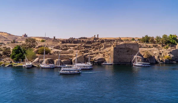 Aswan Egito Abril 2021 Vista Panorâmica Barcos Nilo Com Templo — Fotografia de Stock