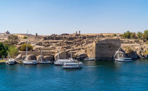 Асуан Египет Апреля 2021 Года Панорамный Вид Лодки Ниле Храмом — стоковое фото