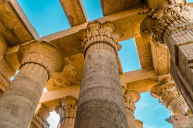 Mısır 'daki Nil Nehri' ndeki Kom Ombo Tapınağı 'nın iç kolonların ve tavanının manzarası