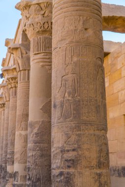 Agilkia, Mısır - 2 Nisan 2021 - Aswan Barajı 'nın rezervuarındaki Agilkia Adası' ndaki Isis Tapınağı 'ndaki sütunlar
