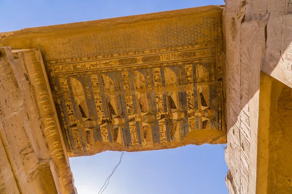 Una Vista Los Jeroglíficos Egipcios Grabados Techo Del Templo Kom —  Fotos de Stock