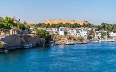 Aswan, Mısır - 2 Nisan 2021 - Fil Adası 'ndaki Nubian köyünün panoramik görüntüsü Eski Katarakt Oteli' nden görüldü