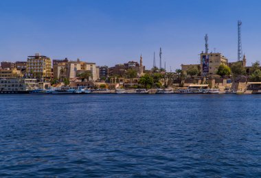 Aswan, Mısır - 2 Nisan 2021 - Nil nehri üzerindeki Aswan şehrinin ufuk çizgisinin panoramik görüntüsü