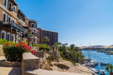 Aswan, Mısır - 2 Nisan 2021 - Nil Nehri üzerindeki tarihi Katarakt Oteli