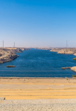 Aswan, Mısır - 2 Nisan 2021 - Aswan Yüksek Barajı 'ndan görünen Nil Nehri dikey görünümü