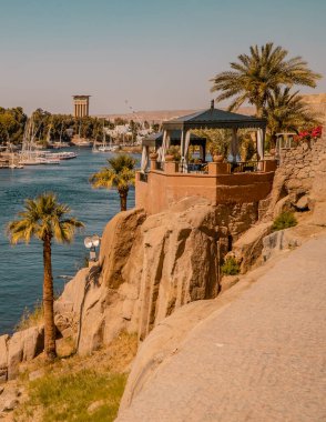 Aswan, Mısır - 2 Nisan 2021 - Aswan Eski Katarakt Oteli ve Nil Nehri 'nin terasına dikey görüş