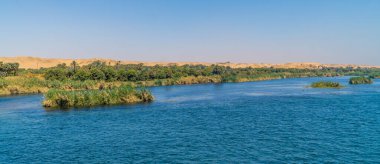Edfu, Mısır yakınlarındaki Nil Nehri 'nin güzel yatay panoramik manzarası