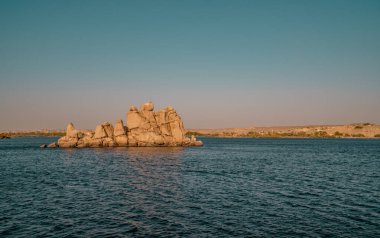 Mısır 'ın Agilkia Adası yakınlarındaki Aswan Low Barajı' nın rezervuarındaki Nil Nehri üzerindeki güzel kaya oluşumları ve manzaraların güzel panoramik manzarası
