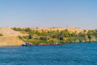 Edfu, Mısır - 3 Nisan 2021 - Mısır 'daki Nil Nehri' ndeki eski ticaret gemisi