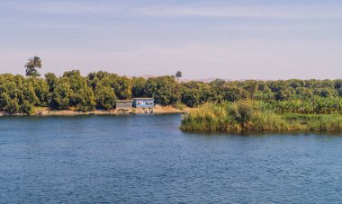 Edfu, Mısır - 3 Nisan 2021 - panoramik manzara manzarası ve Mısır 'ın Edfu kenti yakınlarındaki Nil Nehri' nde yüzen bir tekne servis istasyonu