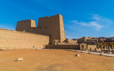 Edfu, Mısır - 3 Nisan 2021 - Edfu 'daki Horus Tapınağı' nın (Edfu Tapınağı) arka görüntüsü