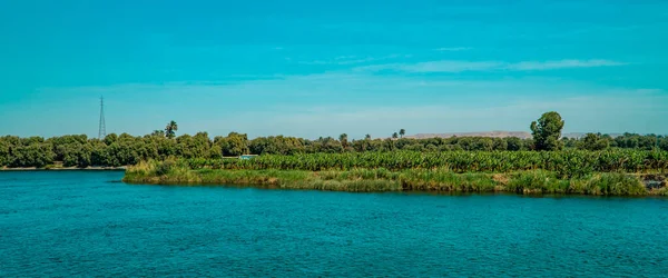 Edfu Mısır Yakınlarındaki Palmiye Ağaçları Bitkilerle Nil Nehri Kıyılarının Güzel — Stok fotoğraf