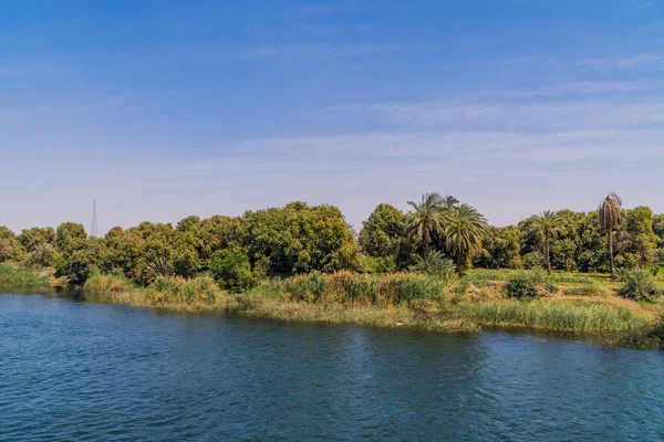 Hermosa Vista Panorámica Las Orillas Del Río Nilo Con Palmeras — Foto de Stock