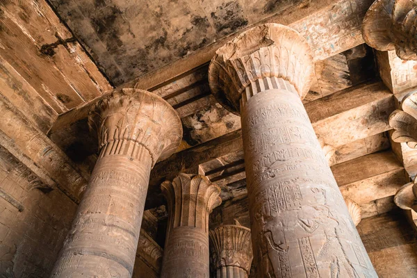 Columnas Con Jeroglíficos Dentro Del Templo Horus Edfu Templo Edfu —  Fotos de Stock