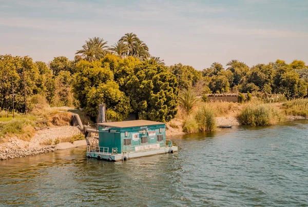 Edfu Egypte April 2021 Drijvend Pompbenzinestation Voor Boten Nijl Met — Stockfoto