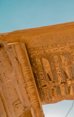 Mısır 'daki Kom Ombo Tapınağı' nın tavanına Mısır hiyeroglifleri ve oymalar