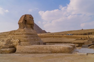 Giza, Mısır - 1 Nisan 2021 - Giza 'daki piramitlerin önündeki Sfenksin yan görüntüsü