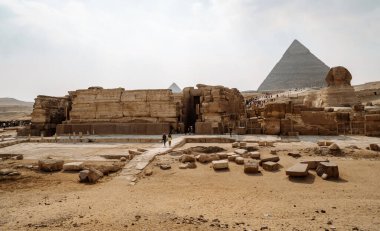 Giza, Mısır - 1 Nisan 2021 - Giza piramitlerinin önündeki Sfenks girişinde turistler