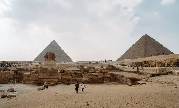 Giza Egypten April 2021 Över Turister Vid Sfinxingången Framför Pyramiderna — Stockfoto