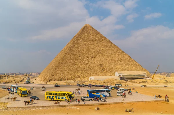 Giza Egypten April 2021 Turistbussar Vid Den Stora Pyramiden Giza — Stockfoto