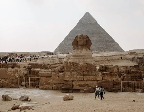 Giza Egipto Abril 2021 Turistas Esfinge Frente Gran Pirámide Giza —  Fotos de Stock