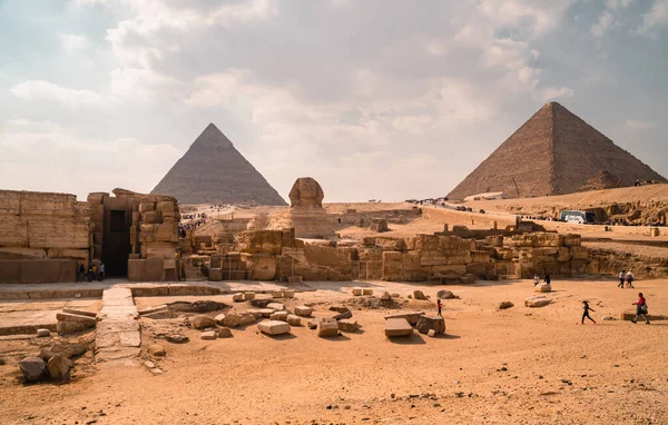 Gizé Egito Abril 2021 Turistas Esfinge Frente Pirâmides Gizé — Fotografia de Stock