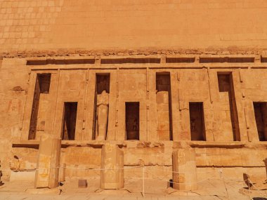 Lüksör, Mısır 'daki Hatshepsut Tapınağı' nın içindeki oda, sütun ve duvarların manzarası