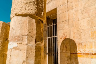 Mısır 'daki Mısır Kraliçesi Hatshepsut' un Morg Tapınağı 'ndaki hiyerogliflerin bulunduğu bir sütun.