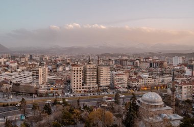 Kayseri, Türkiye - 22 Mart 2021 - Panoramik hava günbatımı manzaralı binalar ve Kayseri şehir merkezinde bir cami