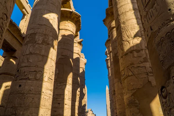 Colunas Com Hieróglifos Dentro Templo Karnak Luxor Maior Templo Egito — Fotografia de Stock