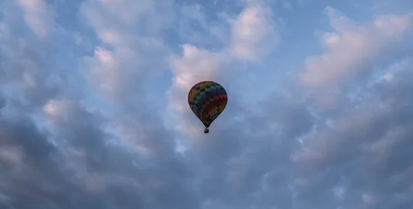 Isolierter Heißluftballon Fliegt Kappadokien Türkei — Stockfoto