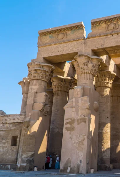 Kom Ombo Egipto Abril 2021 Vista Vertical Los Turistas Templo —  Fotos de Stock