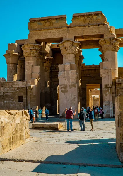Kom Ombo Egypt April 2021 Vertical View Tourers Visiting Kom — стокове фото