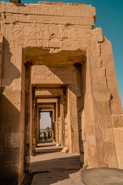 Kom Ombo Egypt Dubna 2021 Vertikální Pohled Turisty Uvnitř Chrámu — Stock fotografie